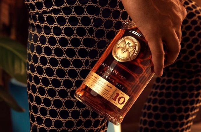 BACARDI GRAN RESERVA DIEZ 10YO zblizenie na butelke w reku